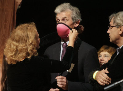 Los Nobel alternativos premian un sujetador que se convierte en dos máscaras de gas