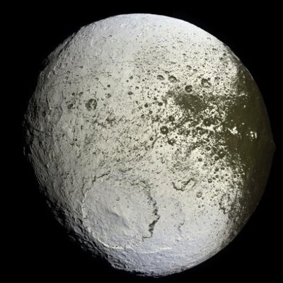 Parte de la cara oscura de Jápeto se observa a la derecha de la imagen, tomada por la nave  Cassini  en 2007.