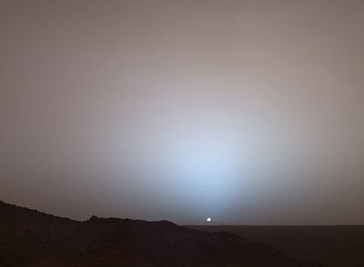 Atardecer marciano en una imagen obtenida por el robot  Spirit  el 19 de mayo de 2005.
