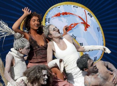 FOTOGALERIA: Performance ecologista que ahonda en la importancia del tiempo en la lucha contra el cambio climático.