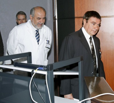 El consejero delegado del hospital Clínic Raimon Belenes y el director médico Josep Brugada se disponen a ofrecer una rueda de prensa tras el hallazgo de los datos de 173 trasplantados del centro en un contenedor de basuras en Barcelona.