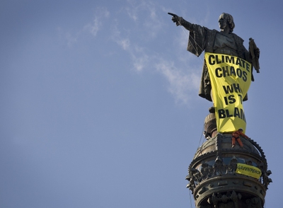 Greenpeace se cuelga de Colón para reclamar un acuerdo sobre el clima