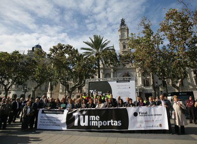 Concentración de condena de la violencia de género en la plaza del Ayuntamiento de Valencia.