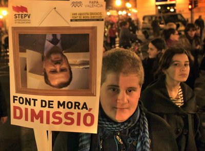 Miles de personas se han manifestado en las calles de Valencia contra la política educativa del Consell.