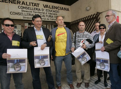 El director del Instituto de Educación Secundaria Las Norias, de Monforte del Cid ( Alicante) , José Luis Santiago ( 3i), recibe el apoyo de otros directores de instituto el pasado abril al presentar alegaciones a su expediente.