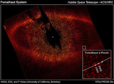 Imagen tomada en el rango óptico con el instrumento ACS, Advanced Camera for Surveys, instalado en el telescopio espacial  Hubble.  Esta imagen, hecha pública en noviembre de 2008, es la única de un planeta extrasolar que se tiene hasta el momento en el rango visible.