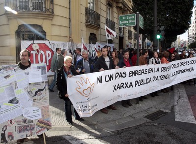 Trabajadores de Bienestar Social y familiares protestan en Valencia por el enchufismo en la empresa que gestiona la ley y el retraso en su aplicación.