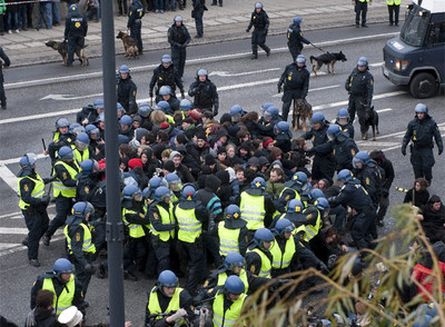 Antidisturbios daneses rodean a manifestantes en Copenhague.