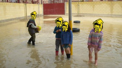 Escolares del centro Max Aub de Valencia en el patio inundado por la lluvia.