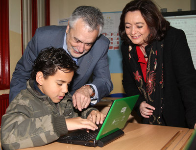 El presidente de la Junta, José Antonio Griñán, junto a la consejera de Educación, Mar Moreno, observan a un alumno con su portátil en el colegio Manuel Giménez Fernández.