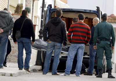 Operarios de la funeraria se llevan el cuerpo de Ivana Sanz