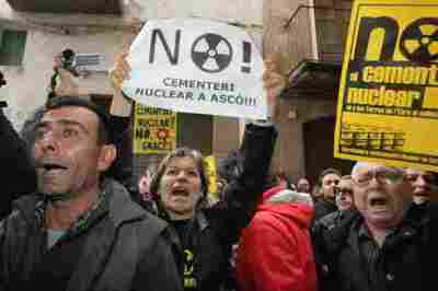 Protestas ante el Ayuntamiento de Ascó contra la instalación del almacén nuclear
