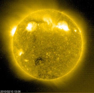El Sol presenta dos grandes manchas solares que indican el retorno a una mayor actividad tras un largo periodo de reposo. La imagen ha sido tomada el 10 de febrero por  Soho  en la longitud de onda de 284 angstroms, que corresponde a una temperatura de dos millones de grados Kelvin.