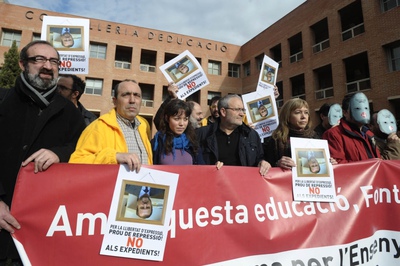 Integrantes de la Plataforma por la Enseñanza Pública, en la protesta ante la Consejería de Educación en Valencia.