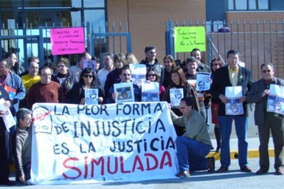 Concentración ante el instituto de Monforte del Cid en apoyo del director sancionado.