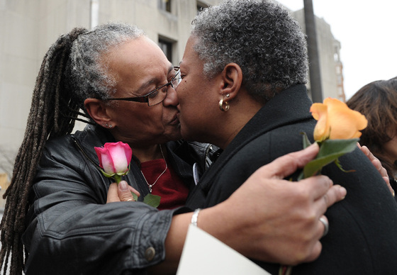 Darlene Garner y su pareja desde hace 14 años, Candy Holmes, tras solicitar su unión en el Tribunal Superior de Washington.