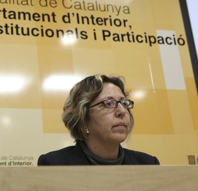 La directora de Extinción de incendios, Olga Lanau, en una rueda de prensa en el Departamento de Interior para presentar el informe técnico sobre la actuación de los bomberos en el incendio del 21 de julio de 2009 en Horta de Sant Joan