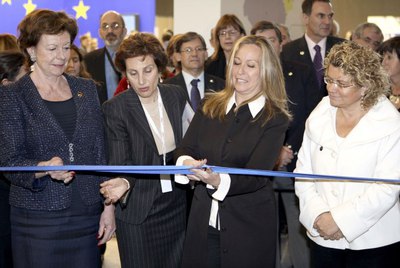 La ministra de Sanidad, Trinidad Jiménez, acompañada por la consejera de Salud de la Generalitat , Marina Geli, y de la vicepresidenta de la Comisión Europea y comisaria de la Agenda Digital, Neelie Kroes, durante la inauguración hoy de la Conferencia Ministerial e- Health 2010 en Barcelona.