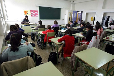 A pesar del paro, algunos estudiantes han asistido a clases en el IES Ausias March, de Barcelona.