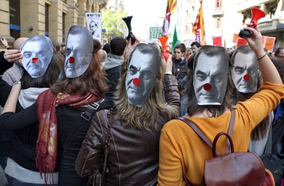 Miles de personas protestaron hoy por las calles de Barcelona contra la reformas educativas de la Generalitat.