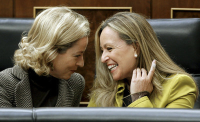 La ministra de Sanidad, Trinidad Jiménez, conversa con la diputada de Coalición Canaria Ana María Oramas en el Congreso