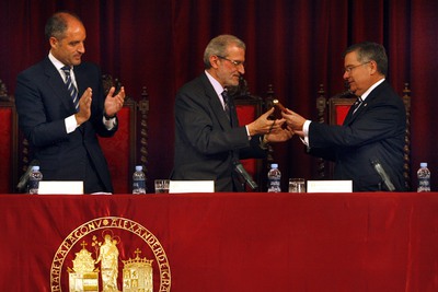 El nuevo rector de la Universitat de València, Esteban Morcillo, en su toma de posesión, entre su antecesor en el cargo, Francisco Tomás, y el presidente Francisco Camps.