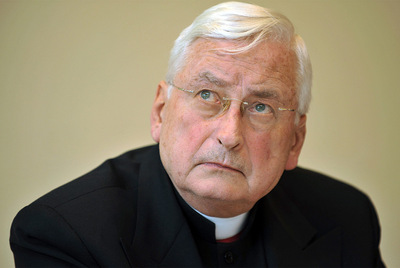 El obispo alemán Mixa presenta su dimisión al Papa en vísperas de una conferencia del Gobierno sobre los abusos