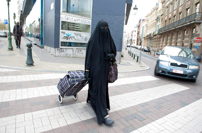 Una mujer con  burka  pasea por las calles de Bruselas, Bélgica.