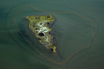 Una de las islas de New Harbor en Luisiana, protegida por dos barreras contra la marea negra