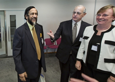 Rajendra Pachauri (izquierda), presidente del Panel Intergubernamental sobre Cambio Climático (IPCC), a su llegada hoy a la Real Academia Holandesa de Ciencia y Artes, donde ha empezado la evaluación de dicho organismo