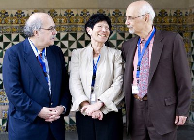 Helga Nowotny, presidenta del Consejo Europeo de Investigación (ERC), entre el secretario general Andreu Mas-Colell (a la izquierda) y el ex presidente Fotis Kafatos.
