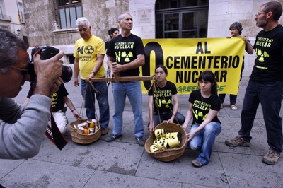 Concentración contra el ATC ante el Palau de la Generalitat en Valencia.