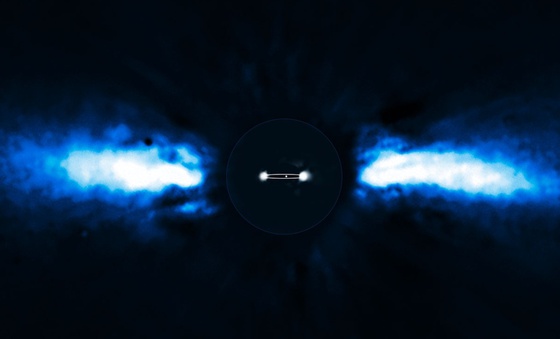 Imagen compuesta del disco de la estrella Beta Pictoris (tapada) y las dos posiciones observadas del planeta, así como indicación de su órbita.