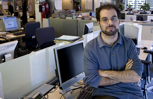 Roger, en la redacción donde trabaja.