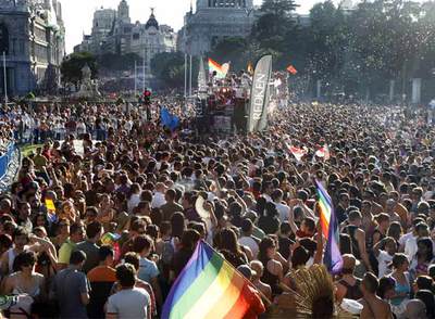 La manifestación del orgullo gay, a su paso por la plaza de Cibeles en Madrid.rnrn  s. s.