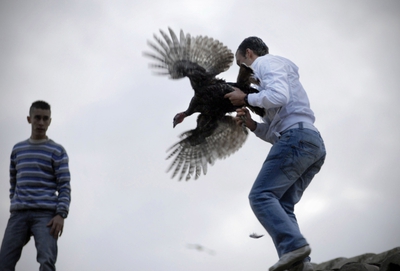 Un vecino se dispone a arrojar la pava desde el campanario de la iglesia de Cazalilla el pasado febrero.