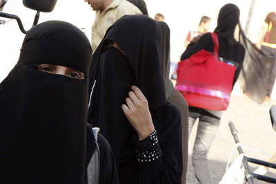 Dos jóvenes llevan 'niqab', el velo islámico, al salir de compras en Souk al Hamediah, el mercado antiguo de Damasco