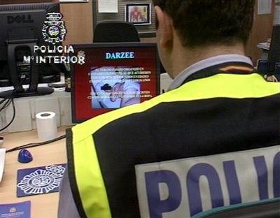 Un agente de la Brigada de Investigación Tecnológica observa imágenes de pornografía infantil incautadas.