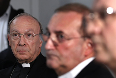 De izquierda a derecha, el primado de Bélgica, Andre-Joseph Leonard, junto a Guy Harpingny, obispo de Tournai.