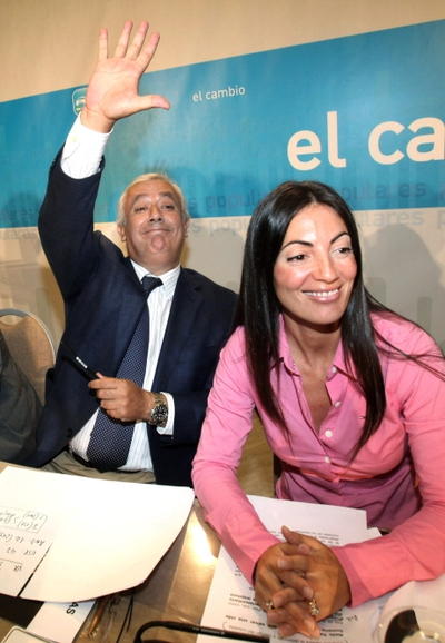 El presidente de los populares andaluces, Javier Arenas, junto a la portavoz del PP regional, Rosario Soto, saluda a los participantes al acto celebrado en Córdoba para presentar a distintos colectivos el plan de protección integral e individualizada para mujeres víctimas de violencia de género que elabora su partido.
