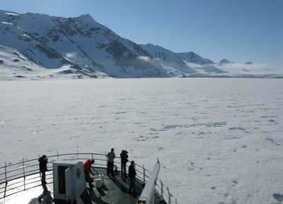 El buque oceanográfico noruego  Jan Mayer , ante un mar de hielo, en el océano Ártico. La imagen fue tomada en julio de 2009.
