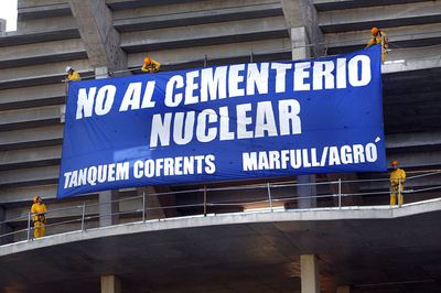 La plataforma Tanquem Cofrents ha desplegado una gran pancarta contra el ATC en Zarra en las gradas del nuevo estadio de Mestalla, en obras.
