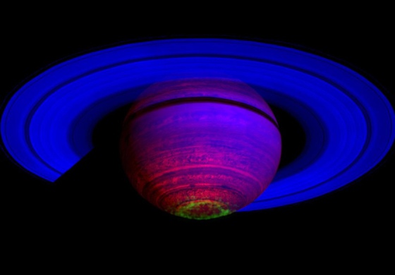 Imagen en falso color de una aurora en Saturno (verde brillante en el polo Sur) correspondiente al 1 de noviembre de 2008.