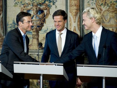 El próximo primer ministro de Holanda, el liberal Mark Rutte; rodeado por el democristiano Maxime Vergahen (izquierda), que será viceprimer ministro del Gobierno de coalición entre liberales y democristianos; y el ultraderechista Geert Wilders (derecha), cuyo Partido de la Libertad prestará apoyo parlamentario al futuro Ejecutivo. En la presentación, hoy en La Haya, del pacto de gobierno se ha informado de que uno de los objetivos es la prohibición total del  burka .