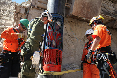 Durante los más de dos meses que han permanecido bajo tierra, los 33 mineros han seguido un plan de ejercicio y de alimentación para poder subir en aproximadamente unos veinte minutos hasta la superficie dentro de la cápsula Fénix. En la foto, trabajadores de los equipos de rescate prueban la cápsula.