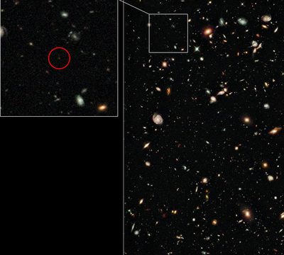 Parte del Campo Ultra Profundo en infrarrojo tomado por el telescopio espacial  Hubble  de NASAESA en 2009. A la izquierda, la galaxia confirmada UDFy-38135539.