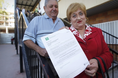 María Teresa González Romero muestra la factura informativa de la prueba de esfuerzo a la que se ha sometido esta mañana en el Hospital de la Costa del Sol.