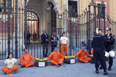 Activistas de Greenpeace, encadenados para exigir al presidente de la Junta, José Antonio Griñán, la solución a los problemas medioambientales.