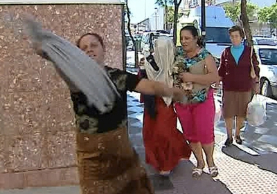 Imagen tomada de la televisión de familiares de la niña de 10 años que ha dado a luz en Jerez ocultando a la menor ante la presencia de las cámaras.