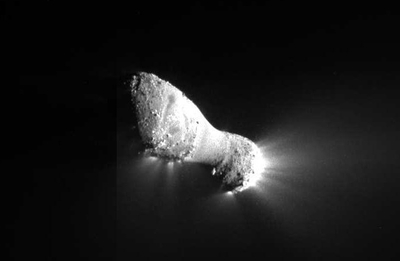 Una de las primeras imágenes del núcleo del cometa Hartley 2 transmitidas por la nave  Deep Impact  antes de su máxima aproximación, a 700 kilómetros.
